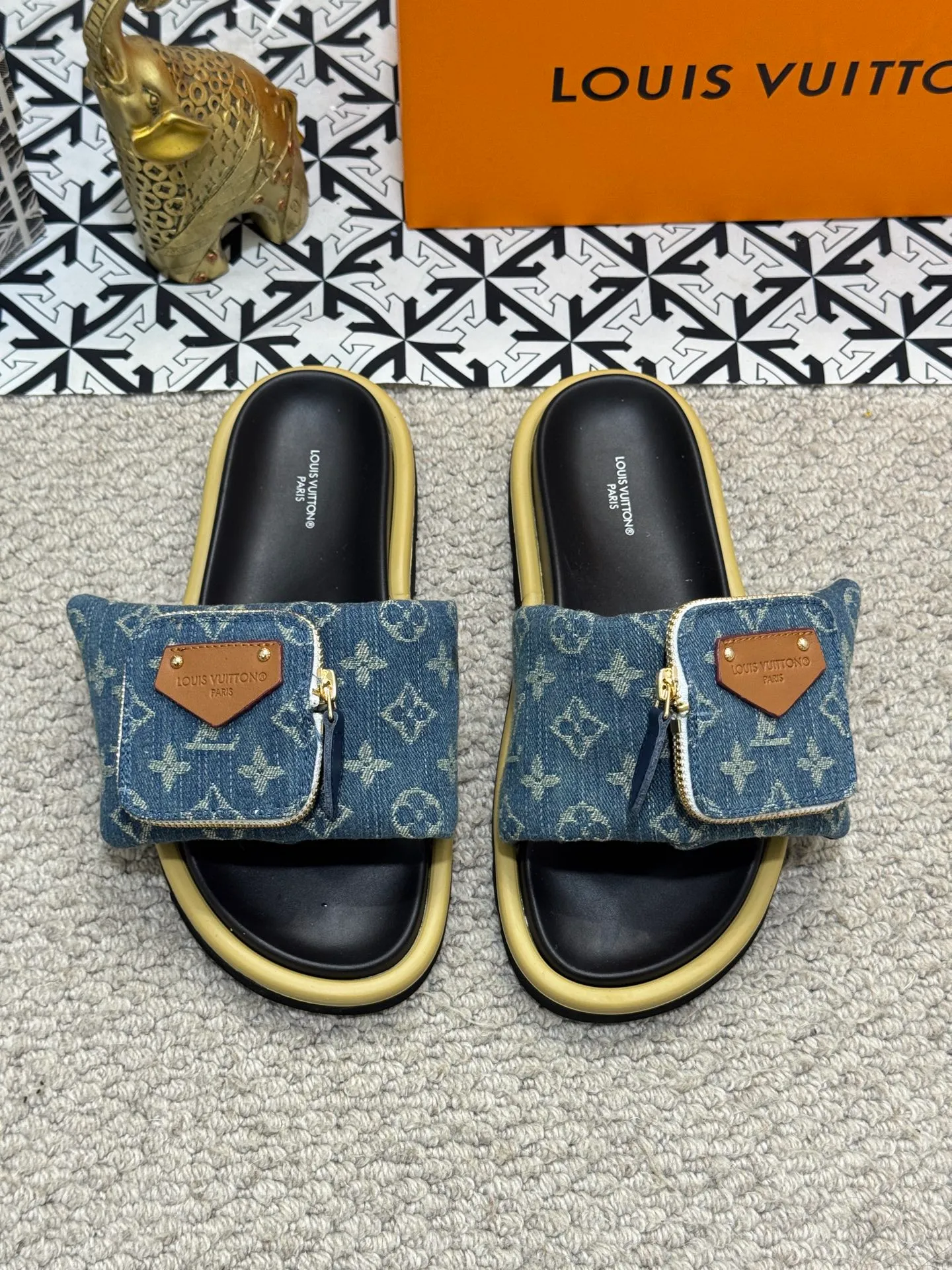 Men's shoes 💰400 [New style] 🦇🦇Top original order [Louis Vuitton] Couple style 👫Spring and summer style🎯🎯As an active family in the fashion industry ⭐ Lv is characterized by bold innovation ⚡Fabric down cloth🔥 Combined outsole, clean and tidy ⚡Fashionable and generous🌹Multiple colors available..Size: 36-44 (45 customized